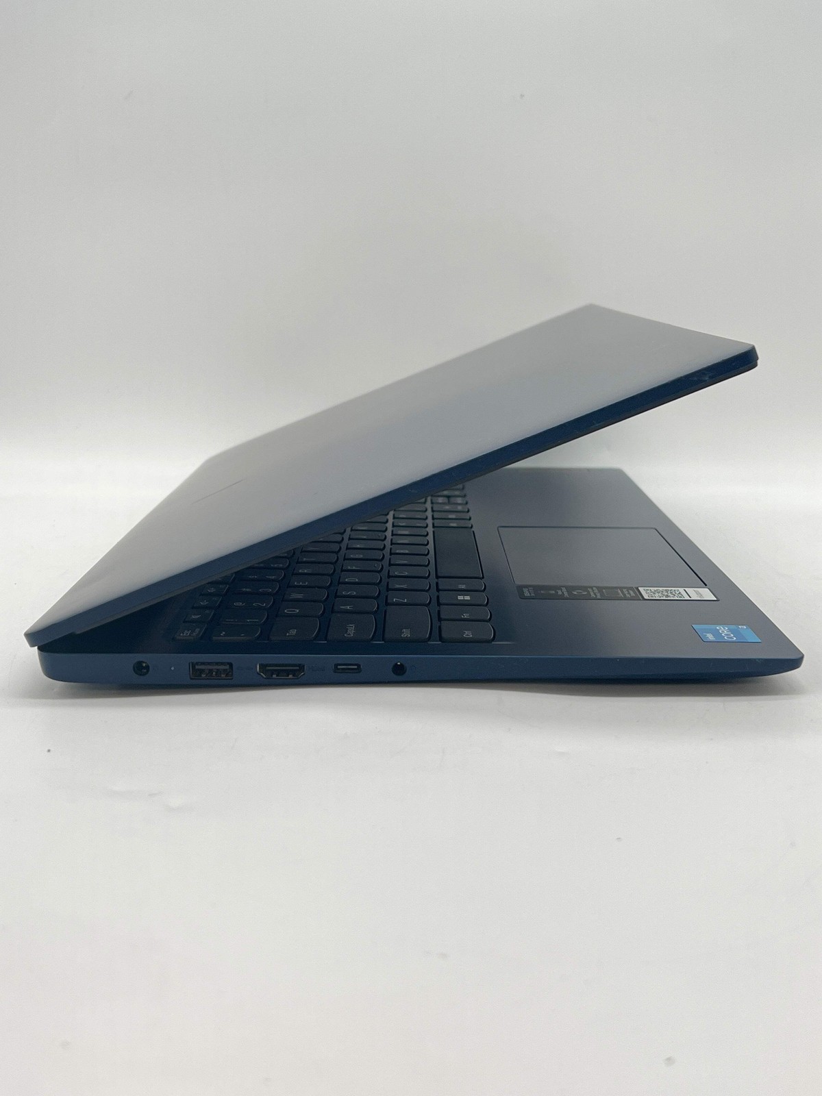 Lenovo IdeaPad Slim 3 15.6″ i3-N305 8GB 256GB – Used
