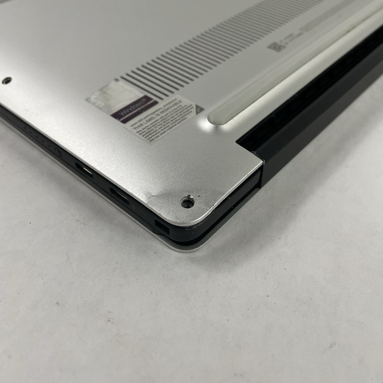 Dell XPS 13 9380 13.3″ i7-8565U 1.80GHz 16GB RAM No SSD No OS No Batt Bad Corner