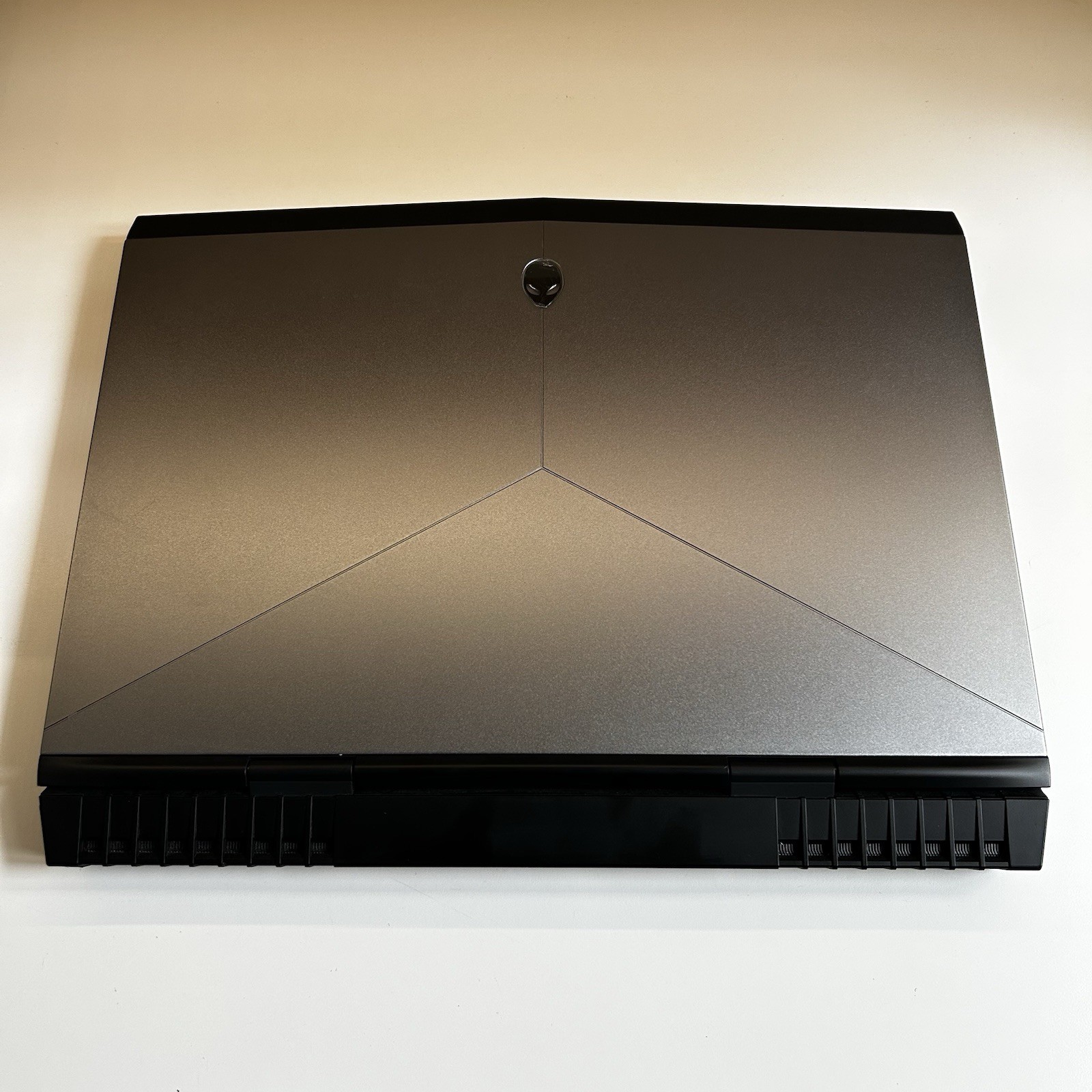 Alienware 17 R5 17.3″ Gaming Laptop-i7-8750H-32GB RAM-1 TB HDD-256 GB SSD *READ*