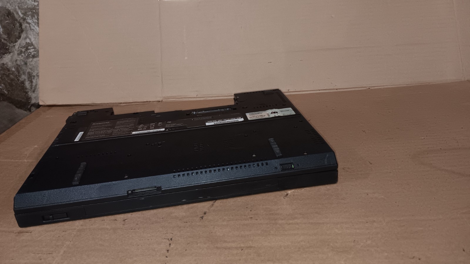 IBM Lenovo ThinkPad R61i Laptop 15.4″ LCD Screen Type 8932-9WU For parts