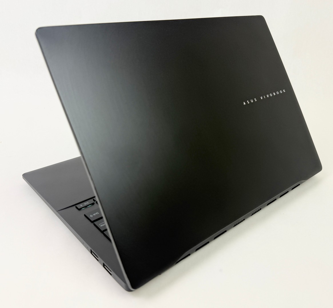 Asus VivoBook S14 M5406WA-IB96 14″ 2880×1800 Ryzen AI9 365 32GB RAM 1TB W11 Dent