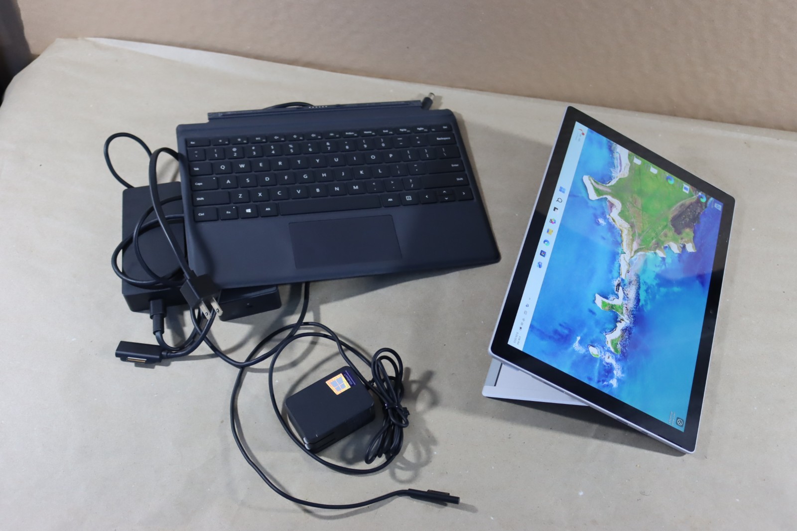 Microsoft Surface Pro 5 i5-7300U 8GB RAM 256GB Wi-Fi + LTE