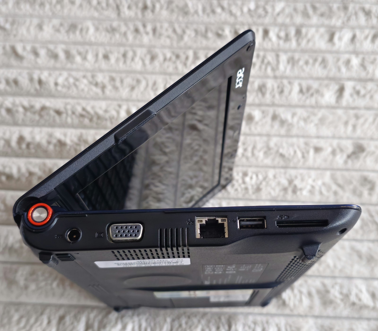 Acer Aspire One ZG5 Netbook Intel Atom Windows XP Portable + Charger – Working