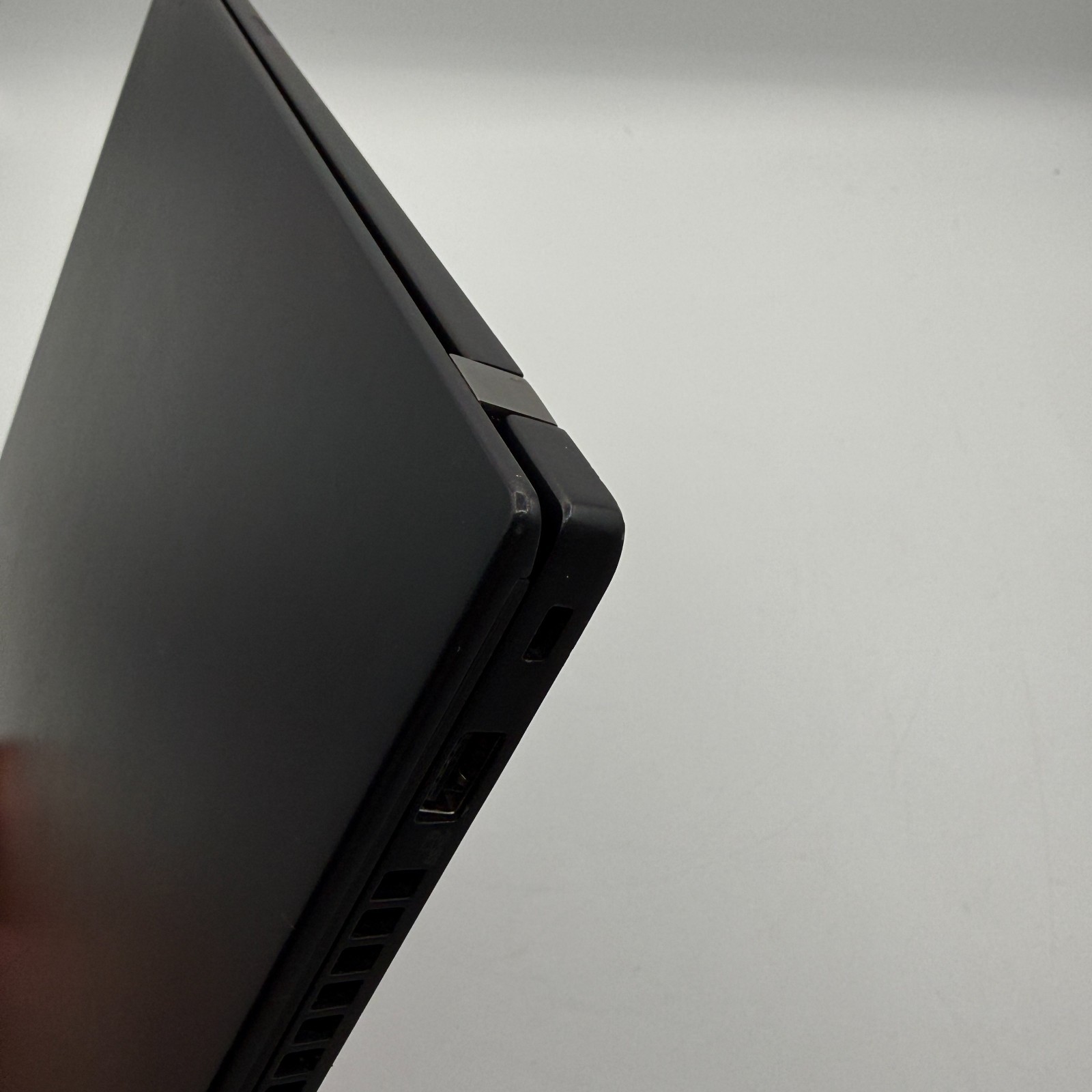 Lenovo ThinkPad T490s 14″ i7-8565U 16GB RAM 256GB SSD Win11 Pro See Pictures