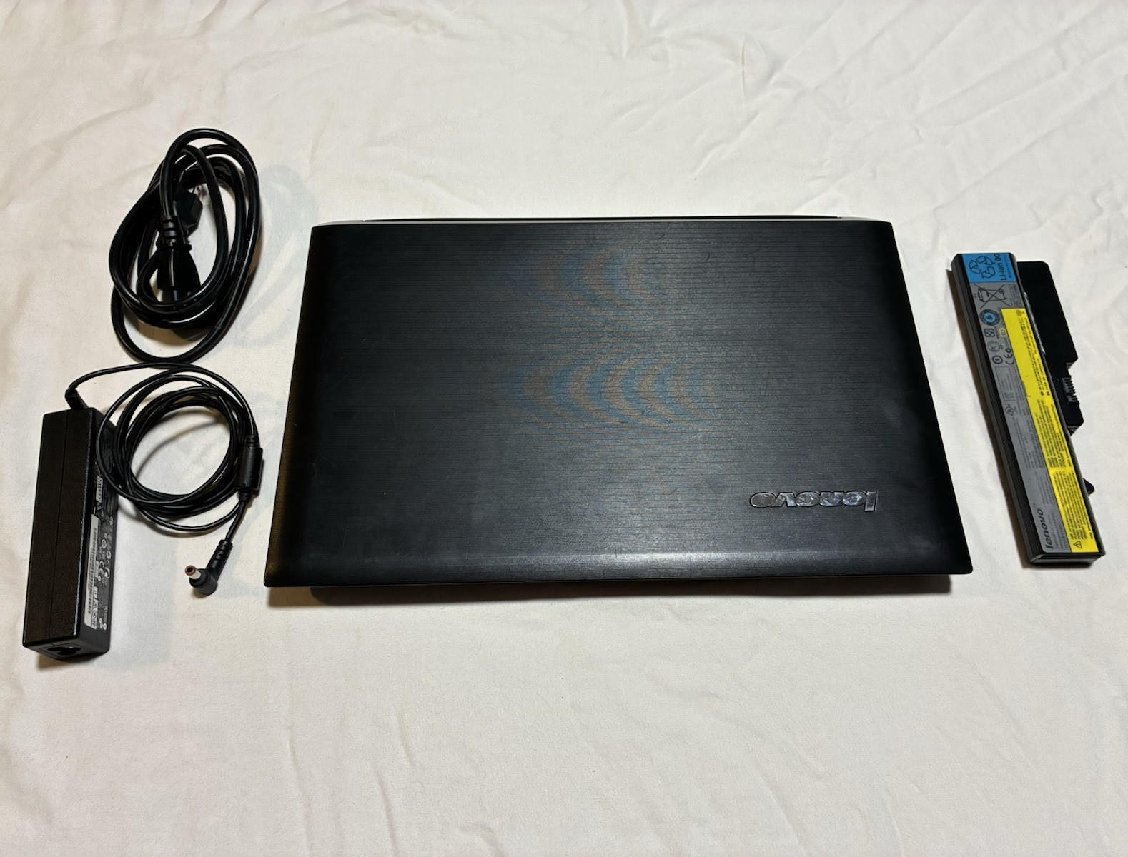 Lenovo B570 15.6″ Core i3-2310M 2.10GHz 4GB 500GB Samsung SSD DVD HDMI VGA AC