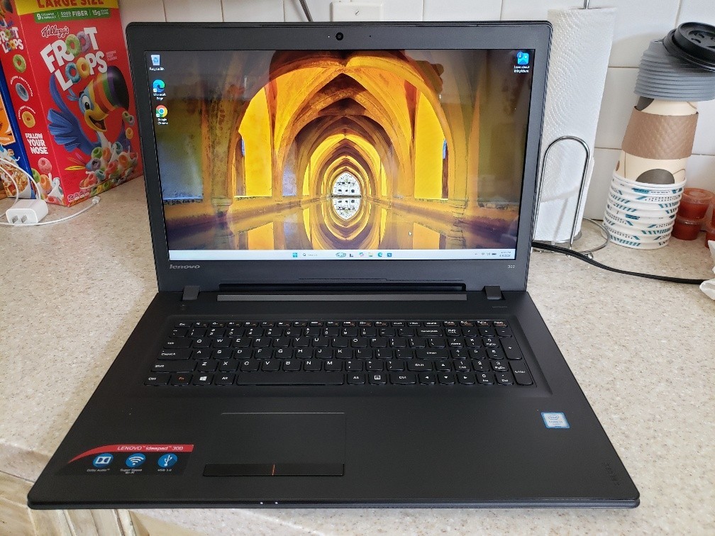 17.3″ LENOVO IDEAPAD 300-17ISK CORE i3-6100U 512GB SSD 8GB RAM WIN 11 LAPTOP
