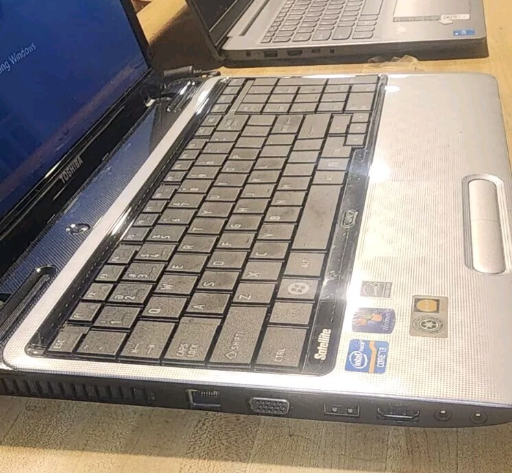 Toshiba Satellite L755-S5214 • Win7 Home Premium Core i3 2GHZ • 4GB RAM 300GB HD