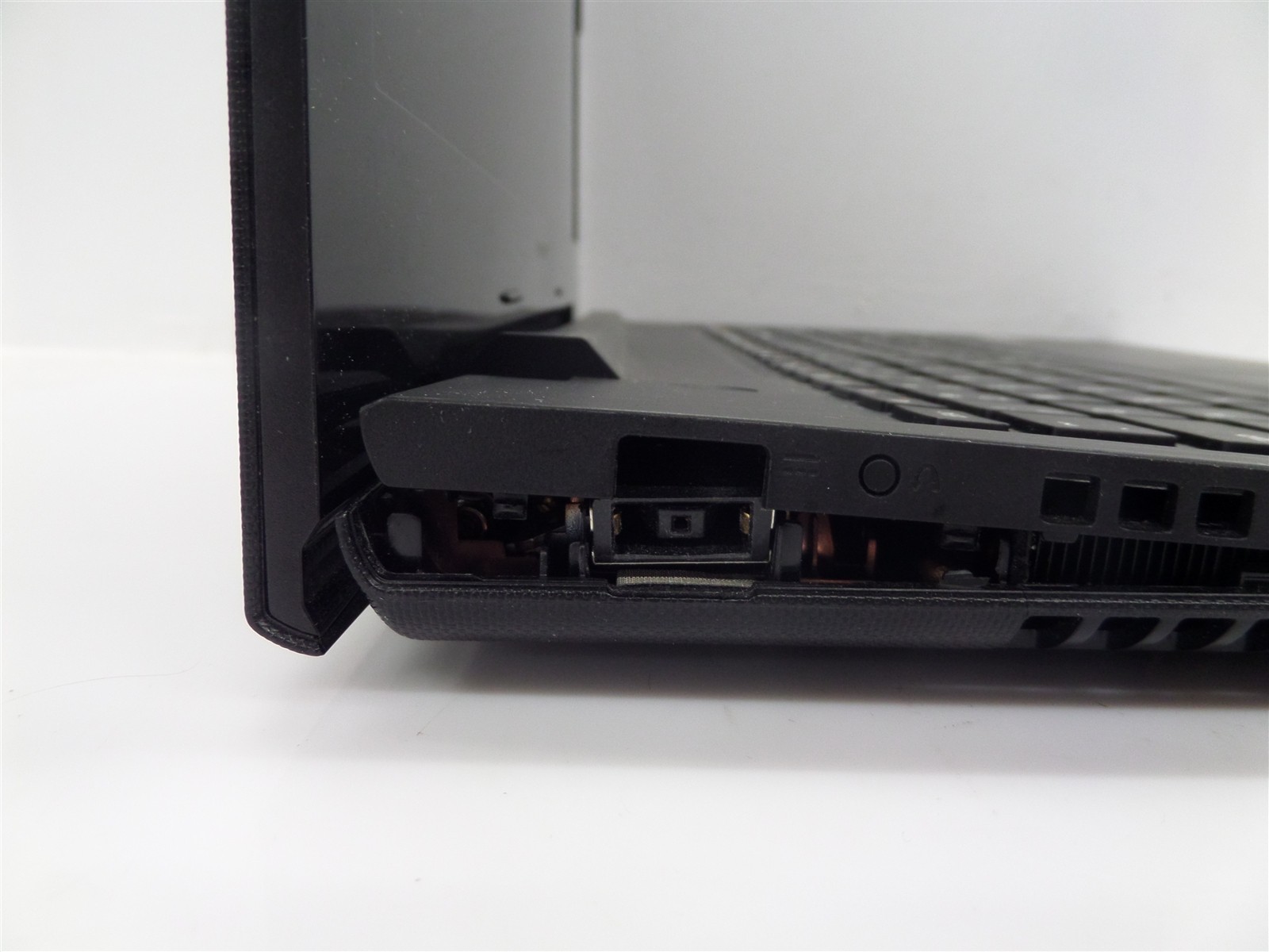 Lenovo G50-45 Laptop w/ AMD A8-6410 2GHz APU 4GB RAM – No HDD/OS, Broken Hinge