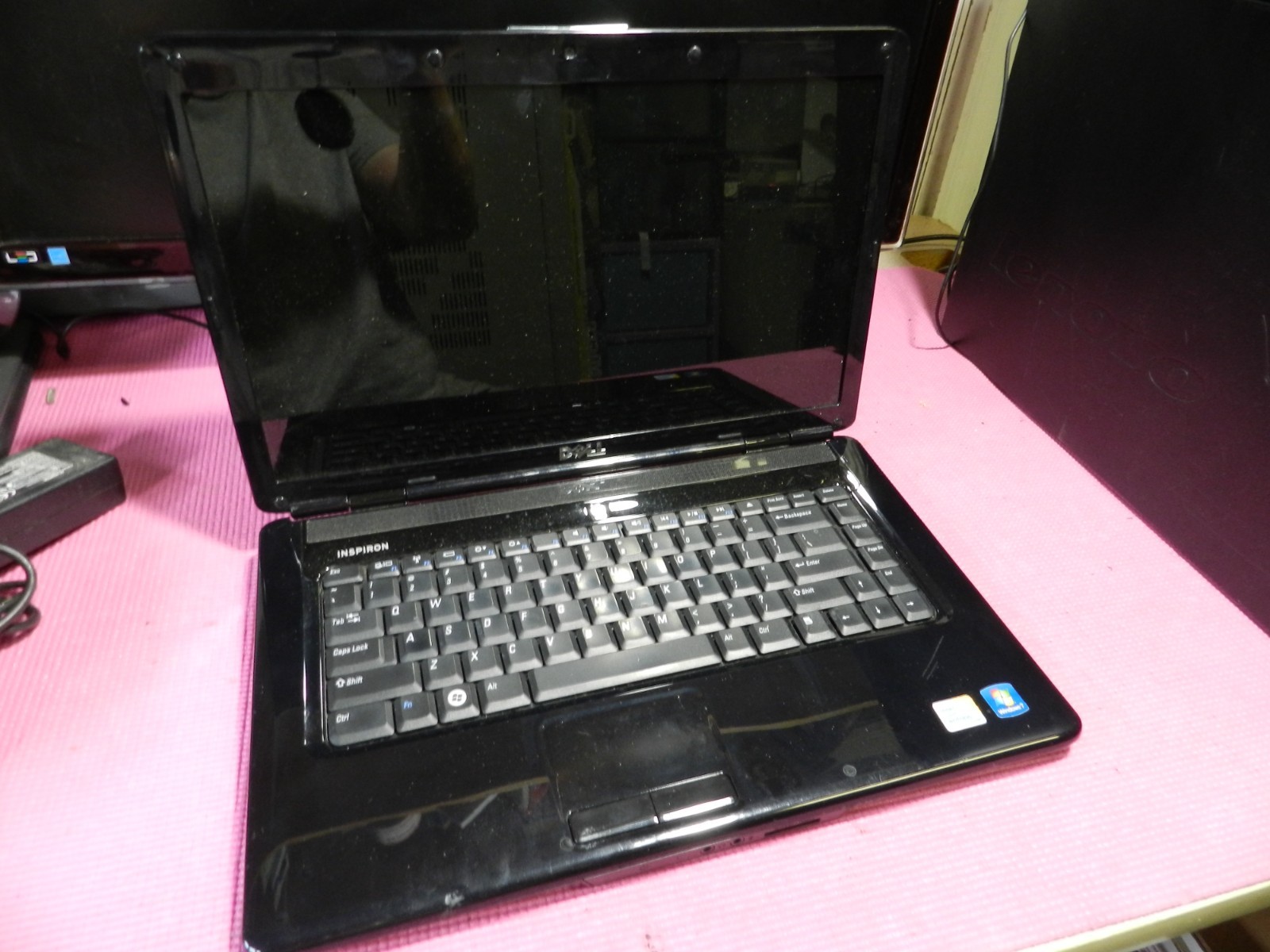 Dell Inspiron 1545 Core2 Duo P8700 @2.53ghz/4gb/No HDD w/charger – needs battery