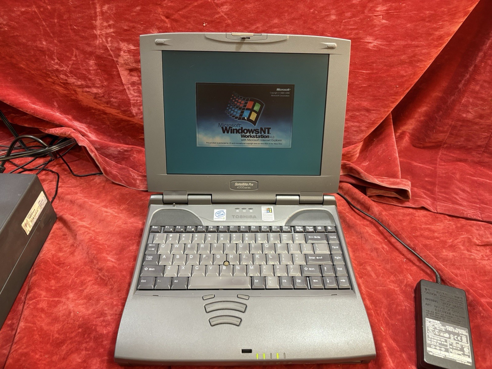 Vintage Toshiba Laptop Pentium III 600 128MB Multi-boots Win 2000 NT 4.0 AND 98