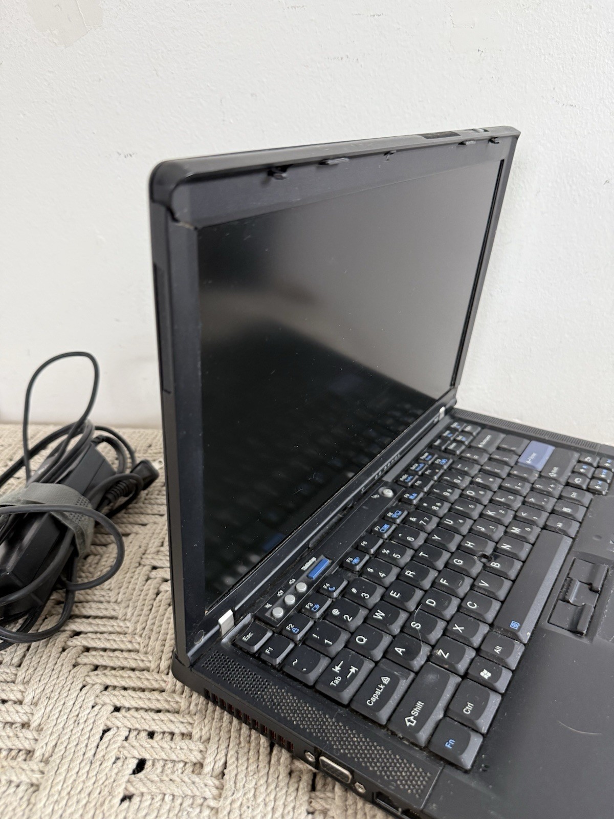 🍊 Vintage IBM Lenovo 14.1″ T60 Thinkpad T2400@1.83GHz 2GB RAM 60GB Windows XP