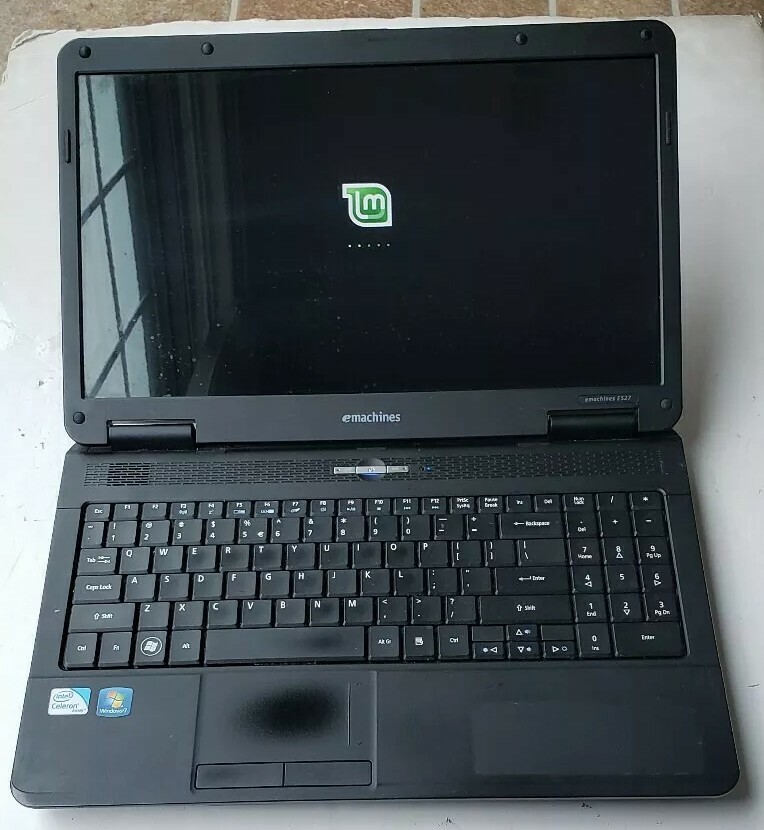 emachines E527 Intel Celeron CPU 900 @ 2.20GHz 3GB RAM 160GB HDD wifi Linux Mint