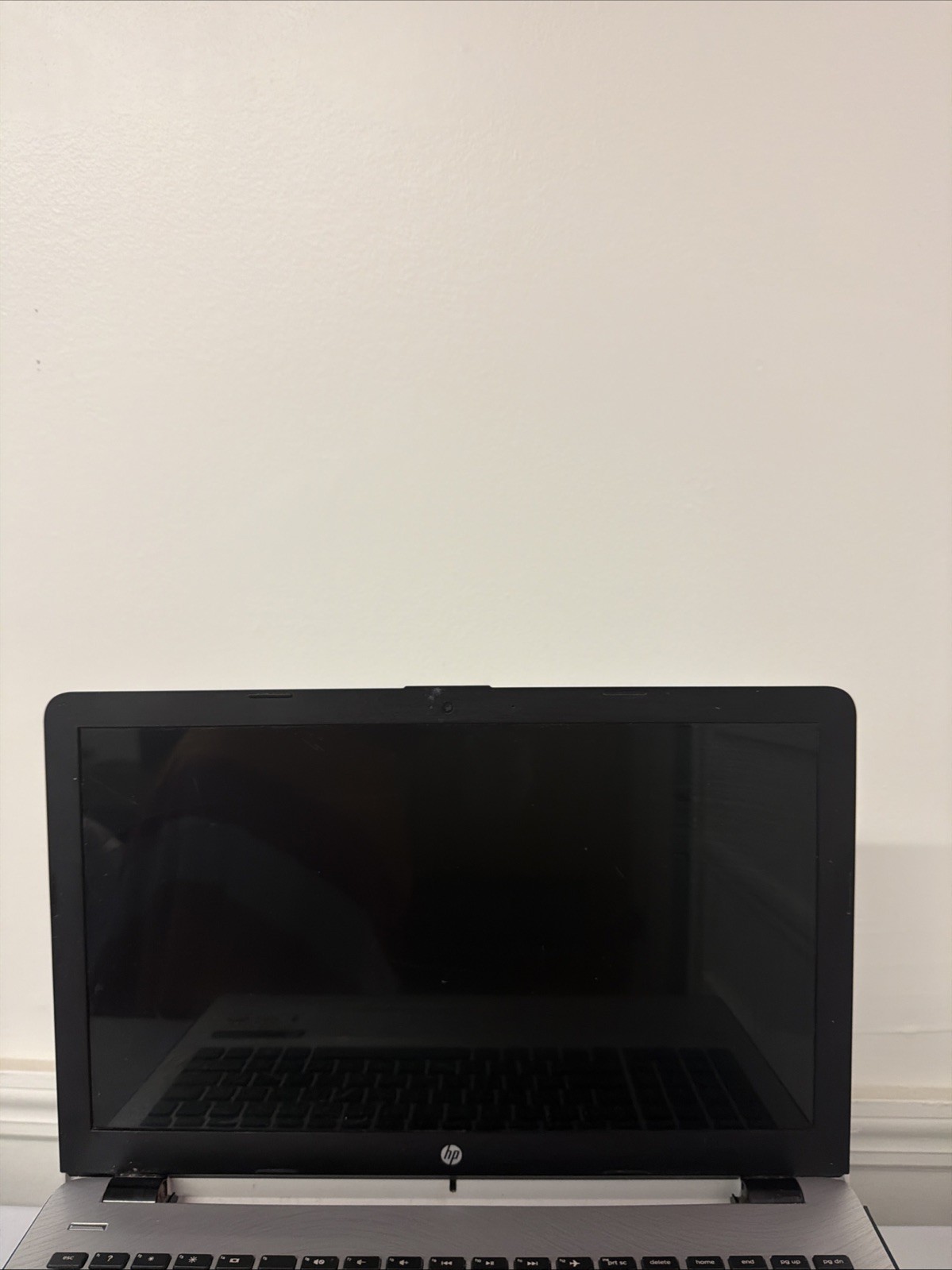 HP Laptop – Unknown if Screen is Good – Intel i3 Gen 7 – No RAM – Read Des