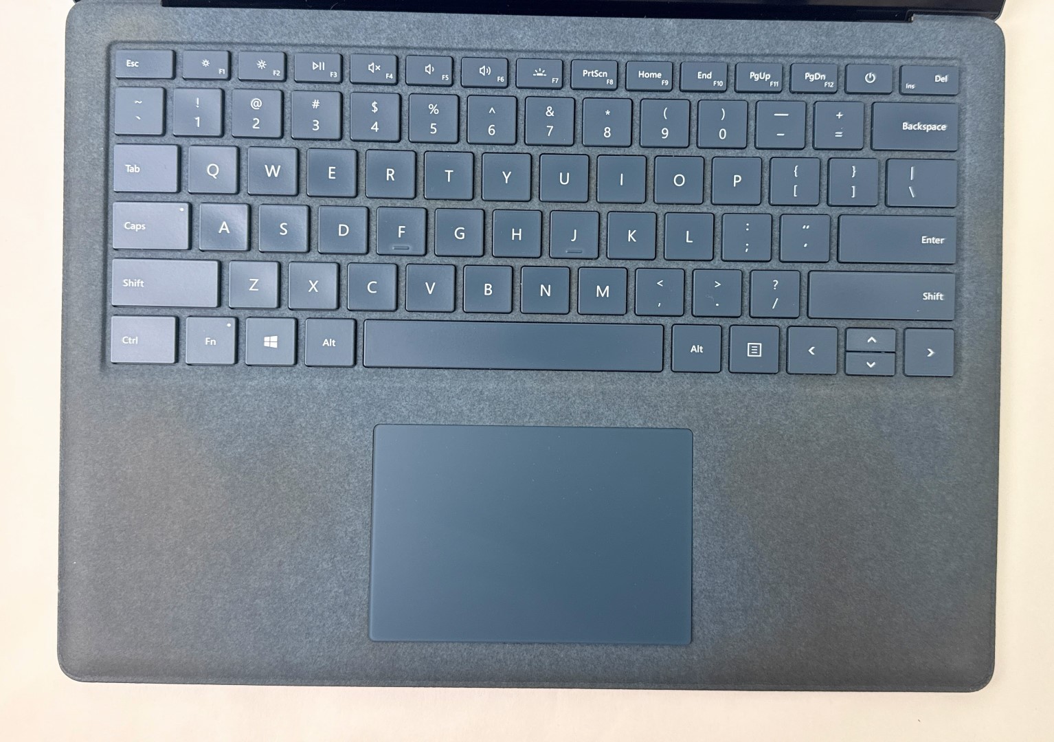 Microsoft Surface Laptop 2 1769 13.5″ NON-Touch i5-8250U 8GB 256GB W11H – Issues
