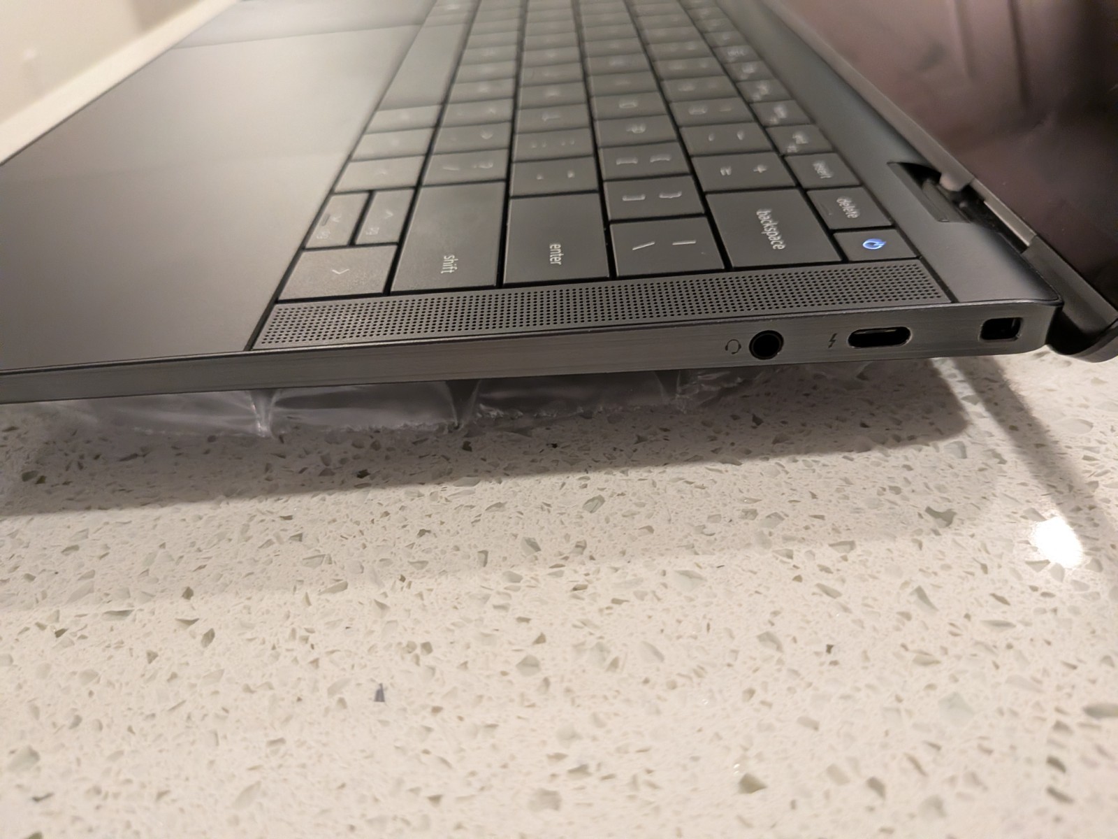 Dell Latitude 9440 14″ Touch 1.8 GHz i7-1365U 32GB 480GB SSD Excellent 2-in-1