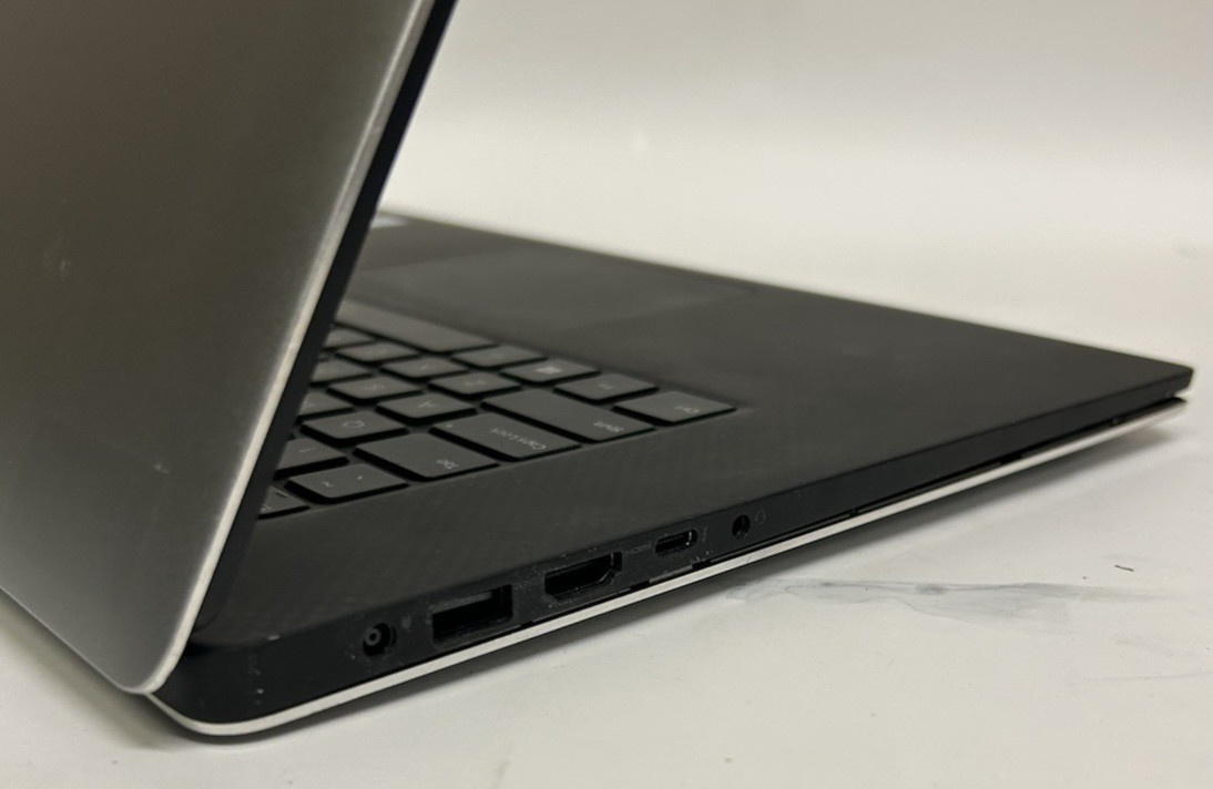 Dell Precision 5520 Xeon E3-1505M v6 15.6″ – NO RAM – NO SSD – 4GB GFX – READ!
