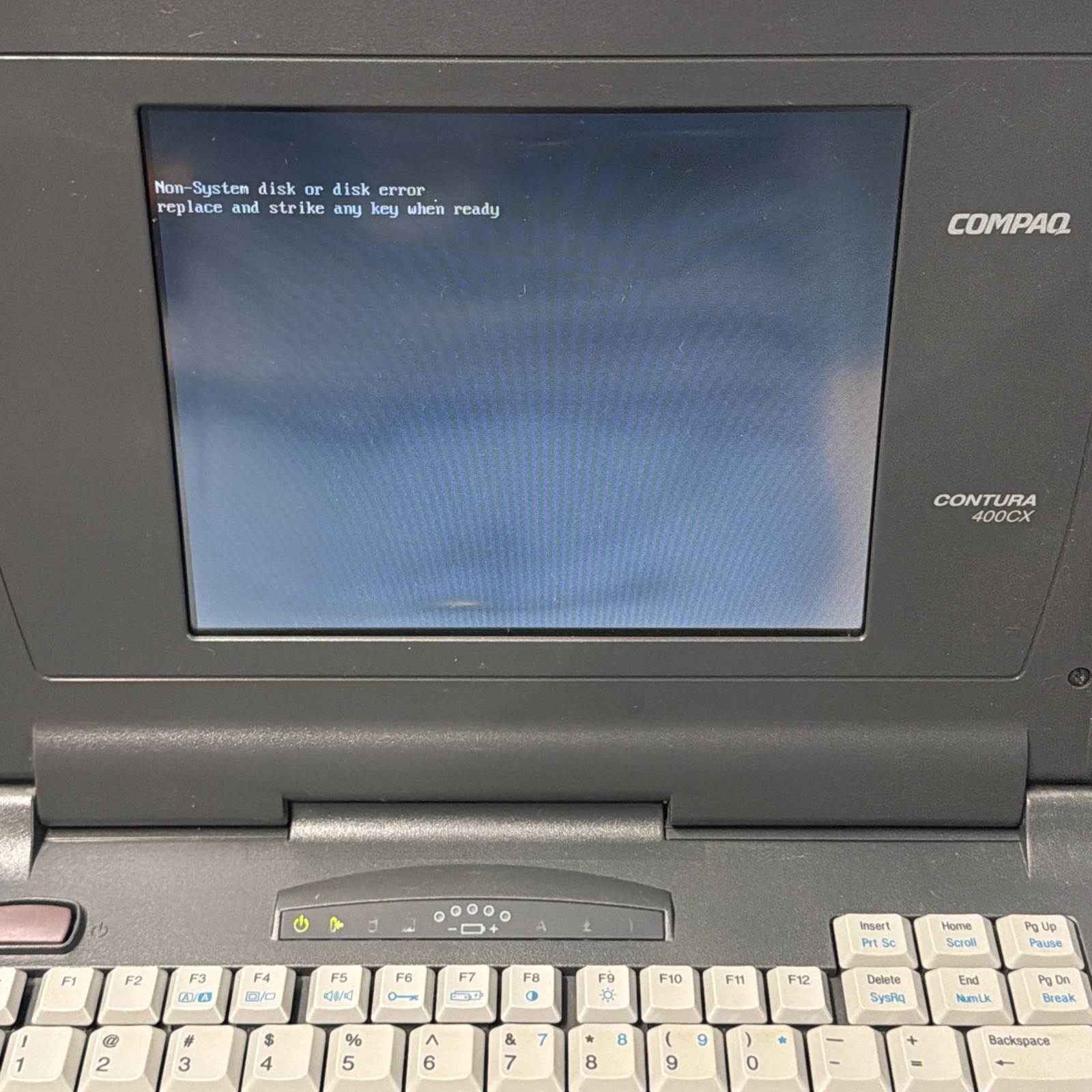 COMPAQ CONTURA 400CX 8.5″ VINTAGE PC LAPTOP SOLD AS-IS (POWERS ON)