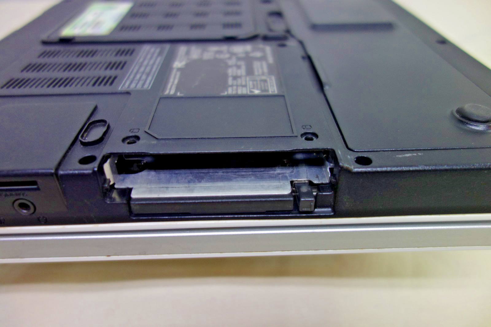 Inspiron 6400 15.4in Core 2 Duo 2 GHz 6G ram no HDD no charger for parts repair