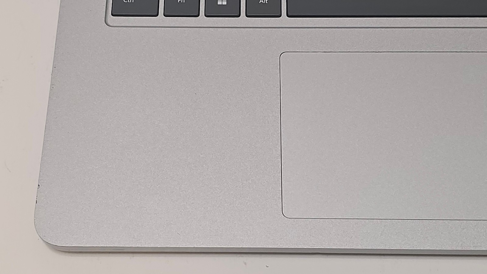 Surface Laptop Studio 1964 Core i7-11370H 32GB RAM 1TB SSD 14.4″ A2000 GPU 4 GB