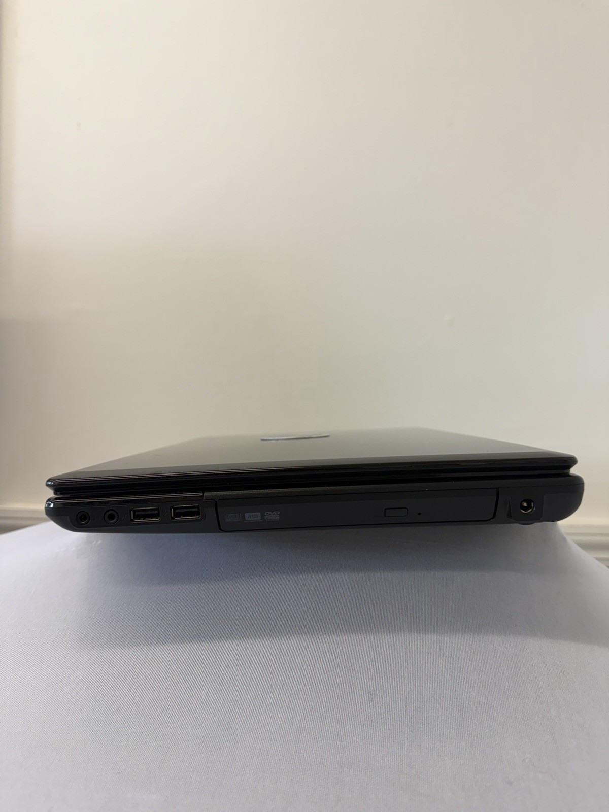 Nobilis N4047 Laptop – Screen Leaking Light – Intel Pentium P6200 – Read Des