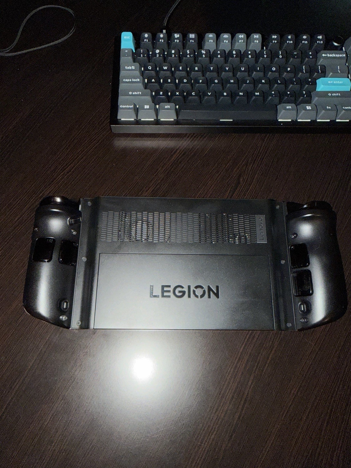 Lenovo Legion Go 8.8 in (1TB SSD, AMD Ryzen Z1 Extreme, 3.3GHz, 16GB RAM)