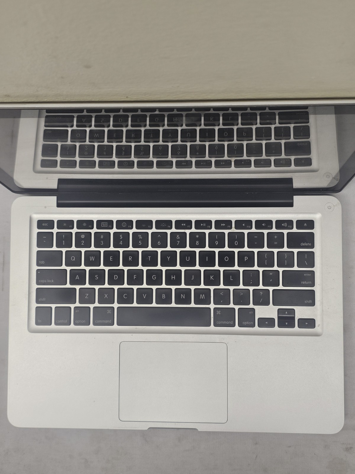 Apple MacBook Pro Laptop – Intel Duo P8700 – 4GB RAM – 256GB – Linux Mint