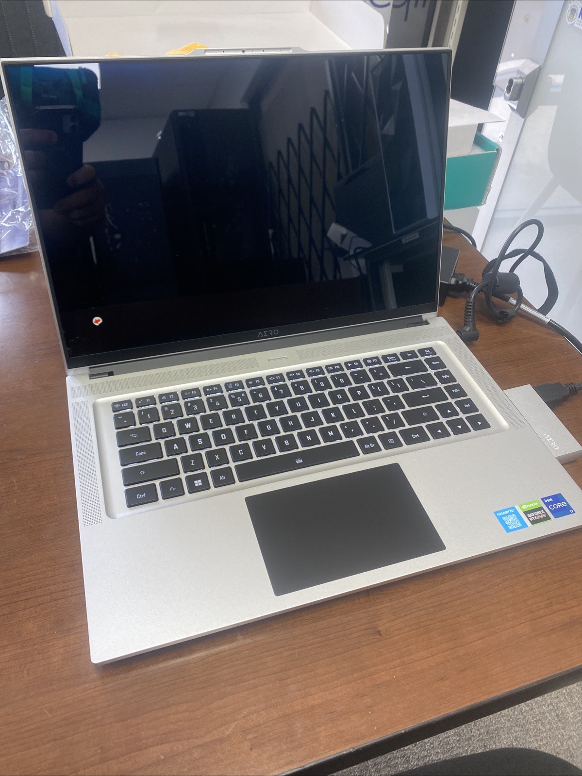 LCD Crack GIGABYTE AERO 16 XE5 – 16″ i7-12700H 16GB DDR5 RAM 1TB SSD RTX3070 Ti