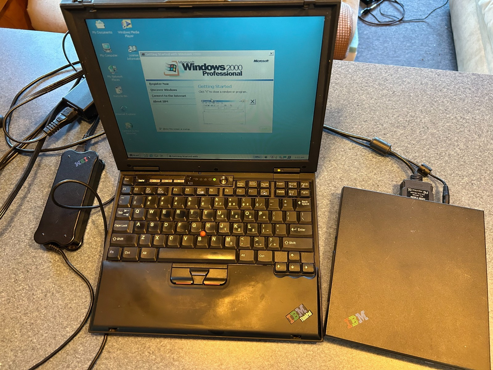 IBM Thinkpad X21 Type 2662 with Windows 2000 & DVD. Works but battery is dead.