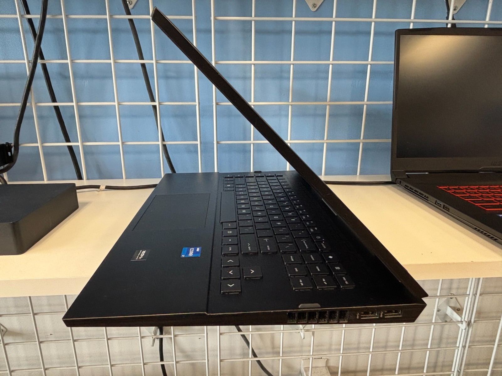 HP OMEN 17-cm2047nr i7-13700HX RTX 4070 GPU 16GB RAM 1TB SSD