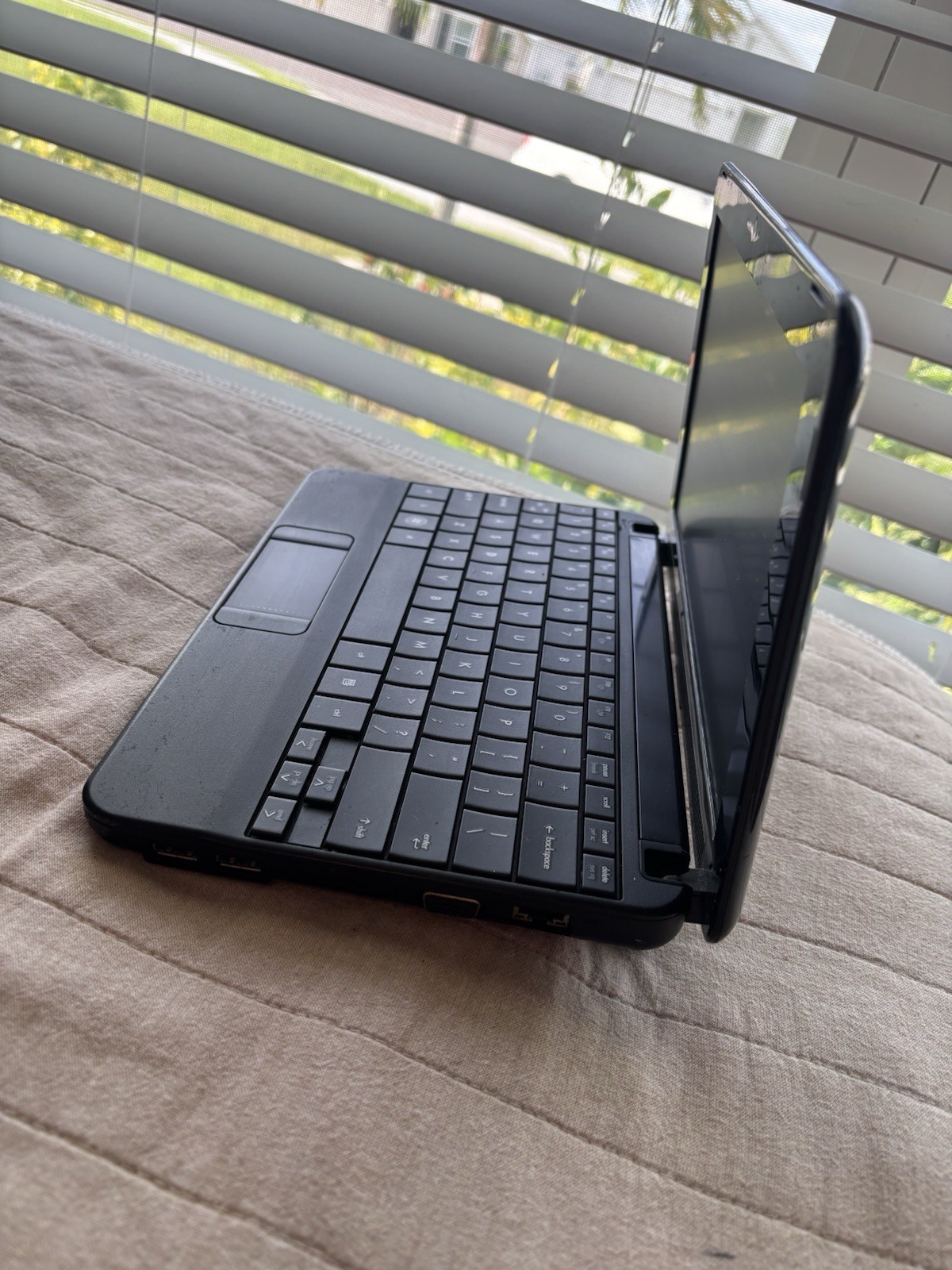 HP Mini 110-3530nr 10.1″ Black Netbook Computer (no charger) Powers On Read Desc