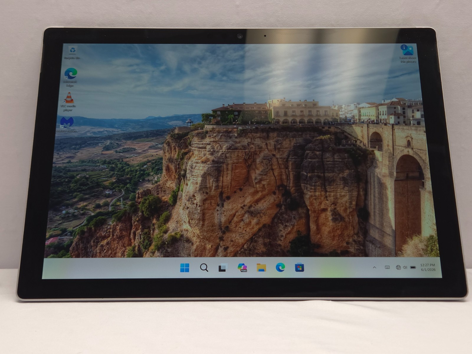 Microsoft Surface Pro (5th Gen) m3-7Y30 4GB RAM 128GB SSD Win 11 Broken Hinge