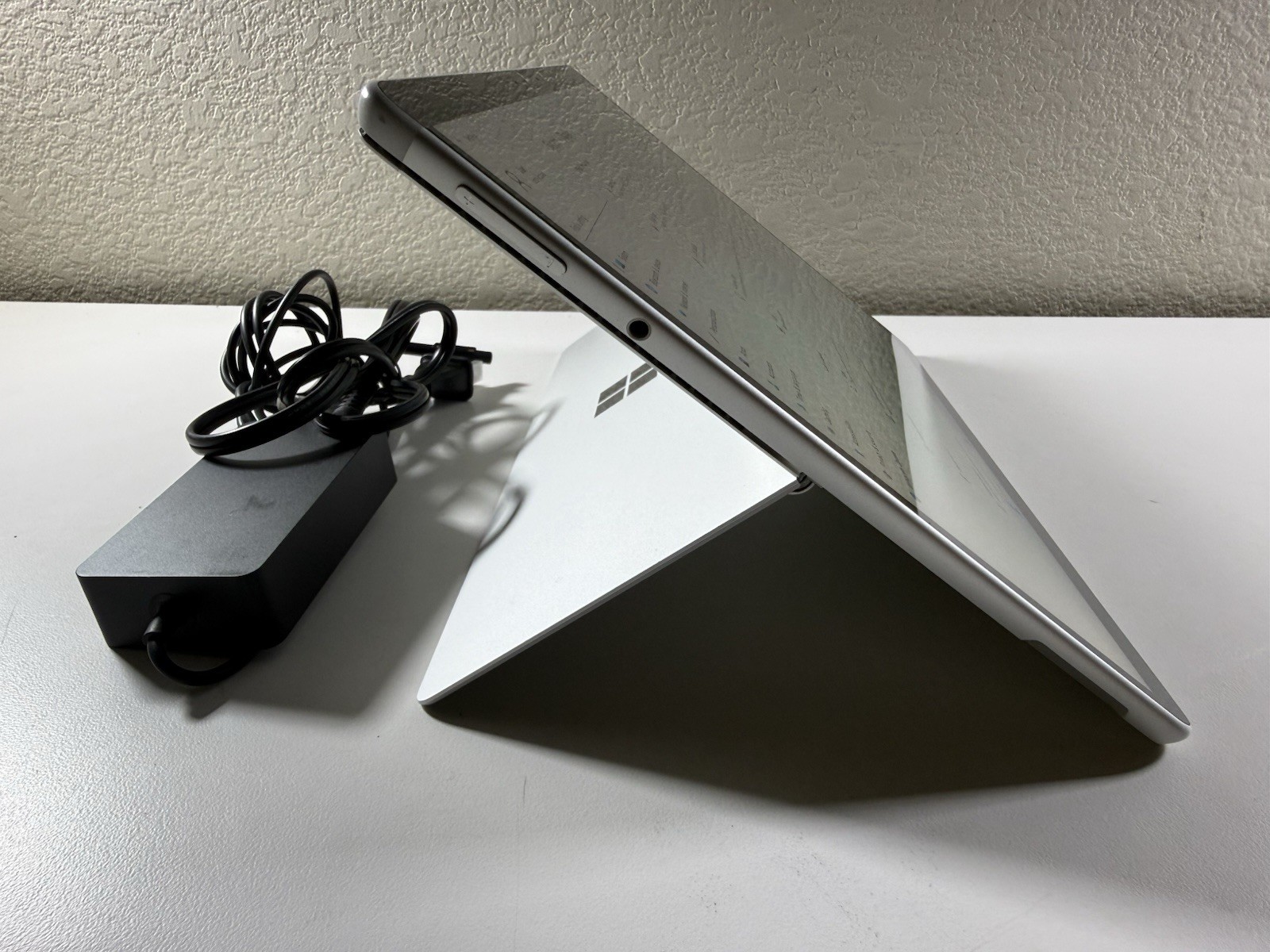 Microsoft Surface Pro 8 (1982) i5-1145G7 – 16GB RAM – 256GB 120Hz – Win 11 Pro