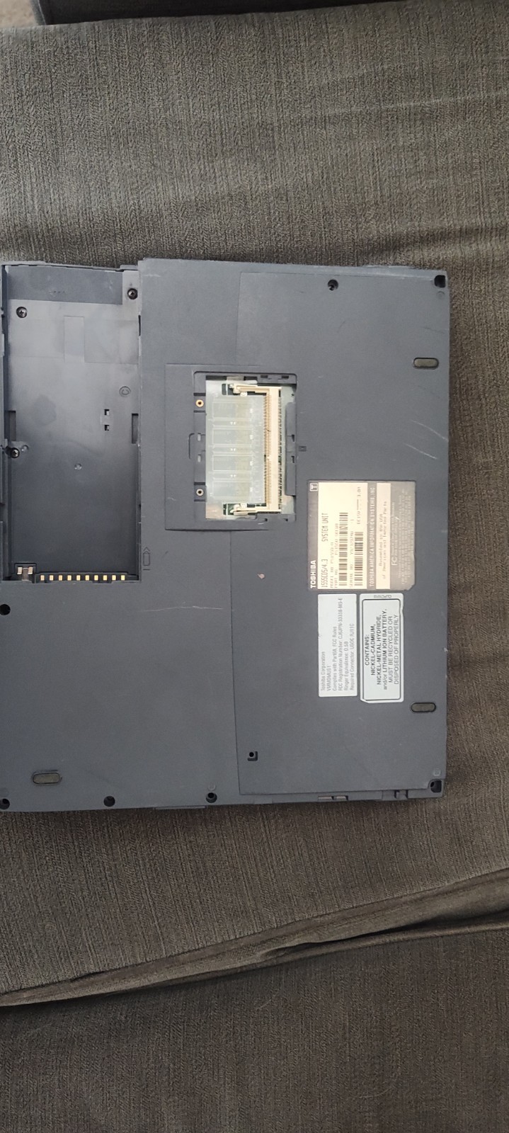Toshiba Satellite 1555CDS Pentium 233MHz 32MB 3GB Win98 12in BROKEN, FOR PARTS