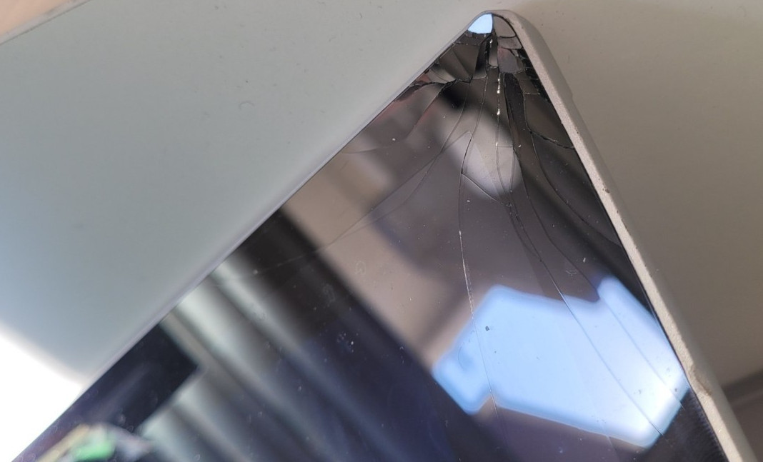 Microsoft Surface Pro 5 128gb (cracked screen on the side), 100% working