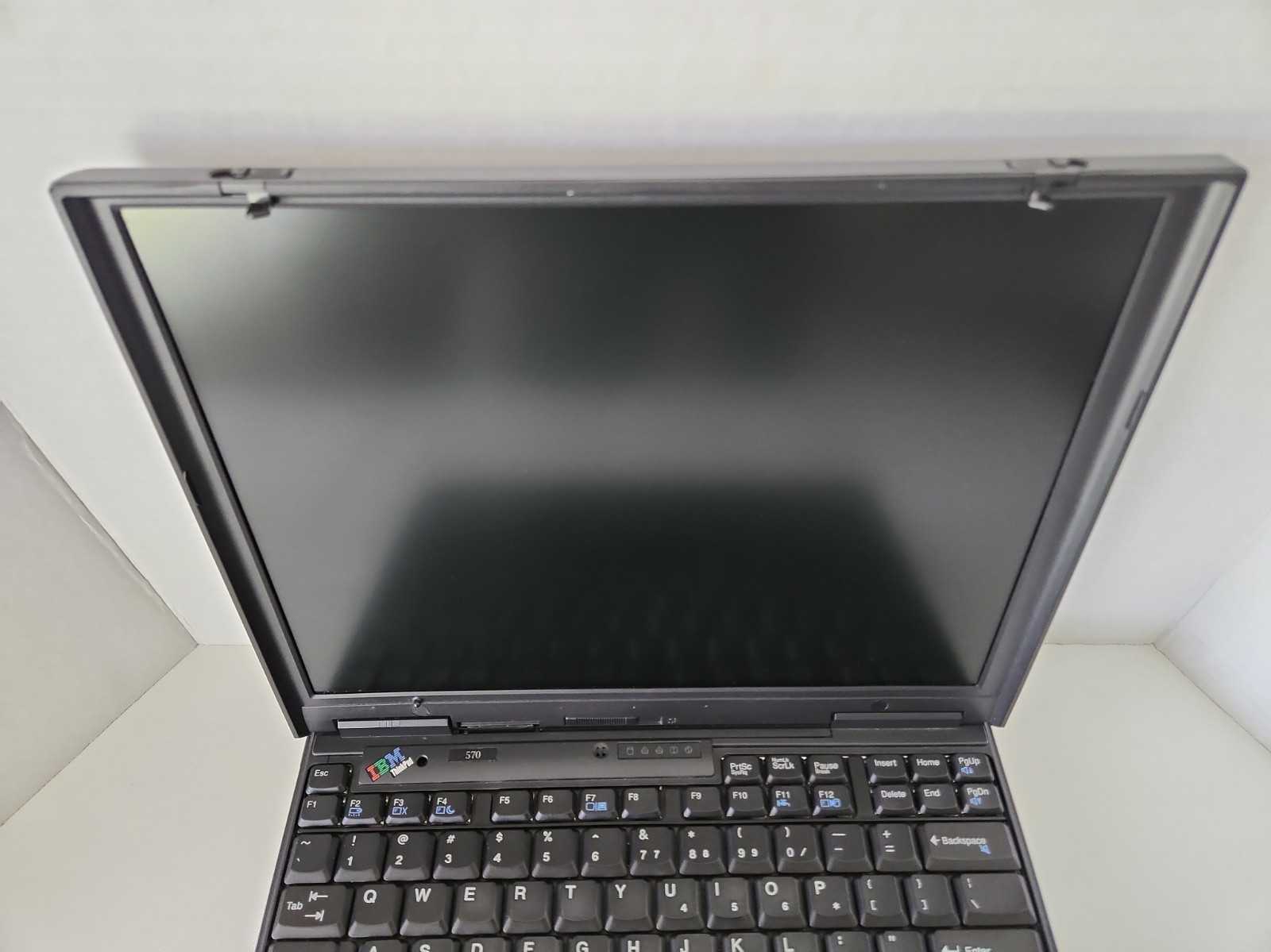 VINTAGE IBM ThinkPad 570 13″ Laptop Intel Pentium 2 192mb RAM 98SE W/ DOCK WORKS