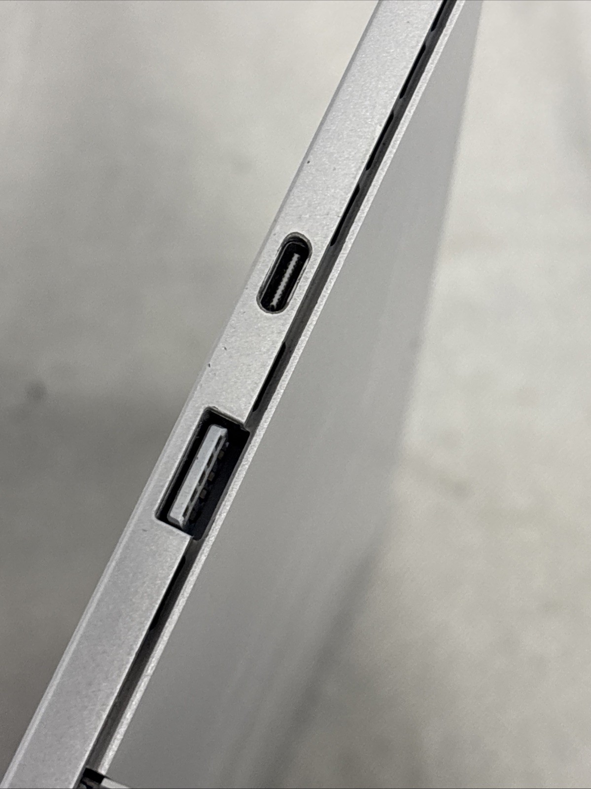 Microsoft Surface Pro 7 (1866) 12.3″ (256GB, Intel i5 10th, 16GB) – *LCD Spot*