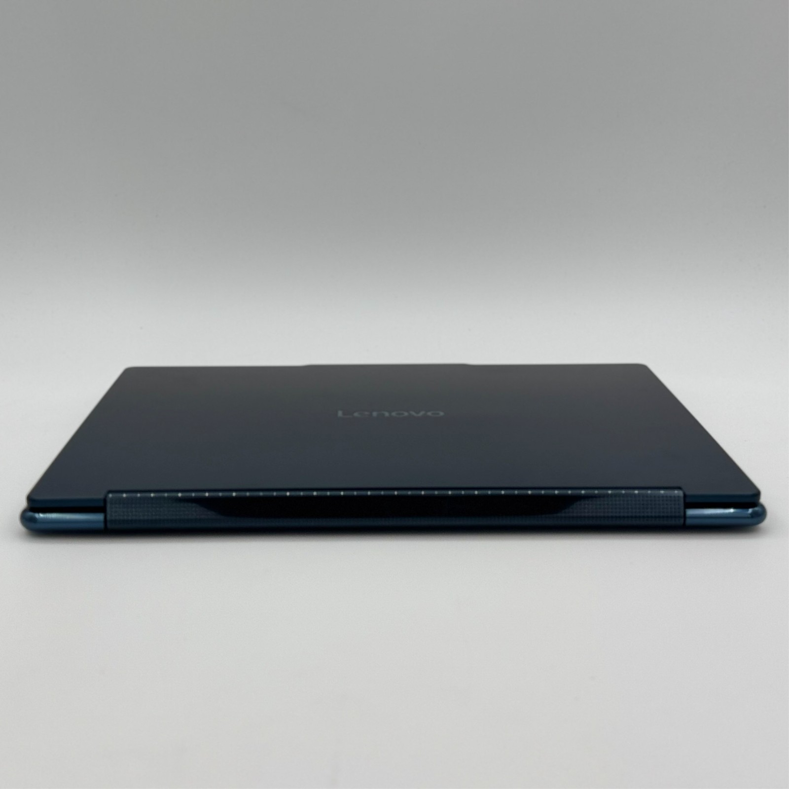 Lenovo Yoga 9i 2-in-1 Aura Edition 14″ 3K 120Hz OLED Touch Ultra 7 258V 32GB 1TB