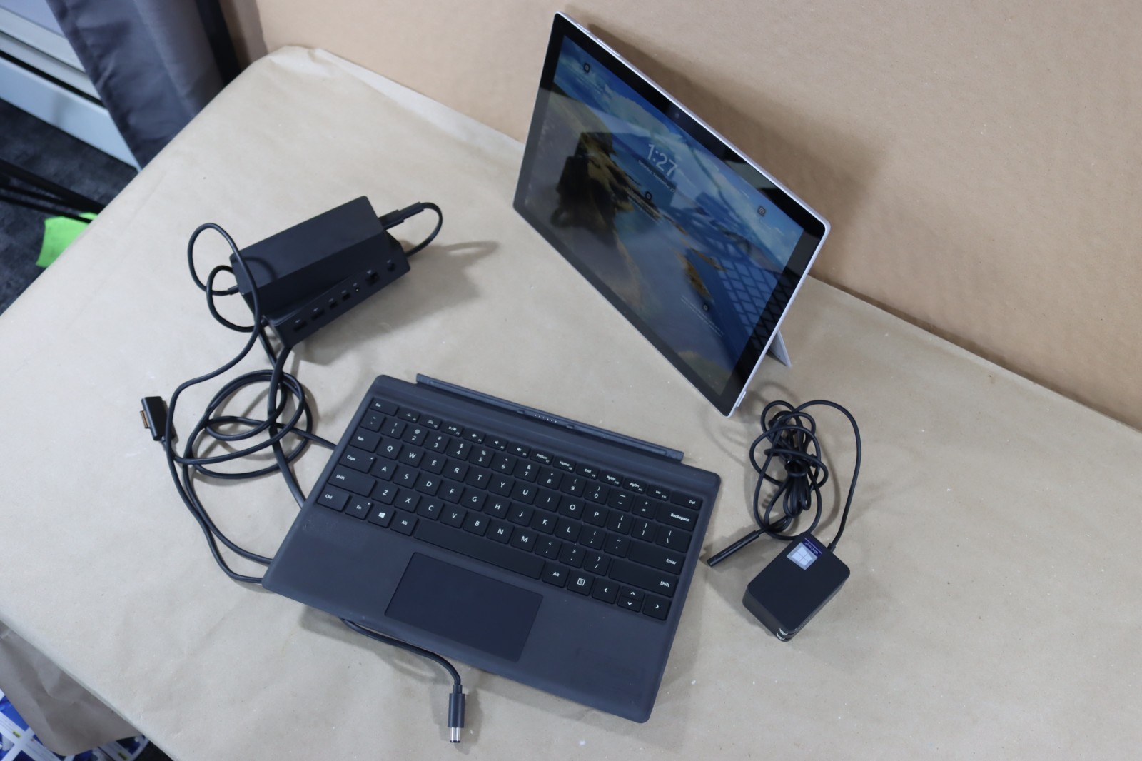 Microsoft Surface Pro 5 i5-7300U 8GB RAM 256GB Wi-Fi + LTE