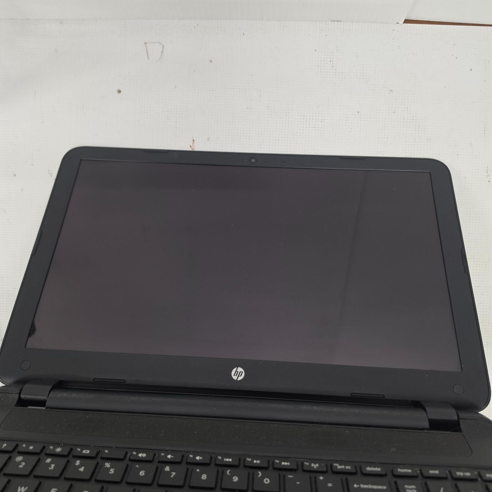 HP 15-f387 AMD A8-7410 R5 2ghz 4GB ran 15.6″ BAD KEYBOARD WONT POWER ON