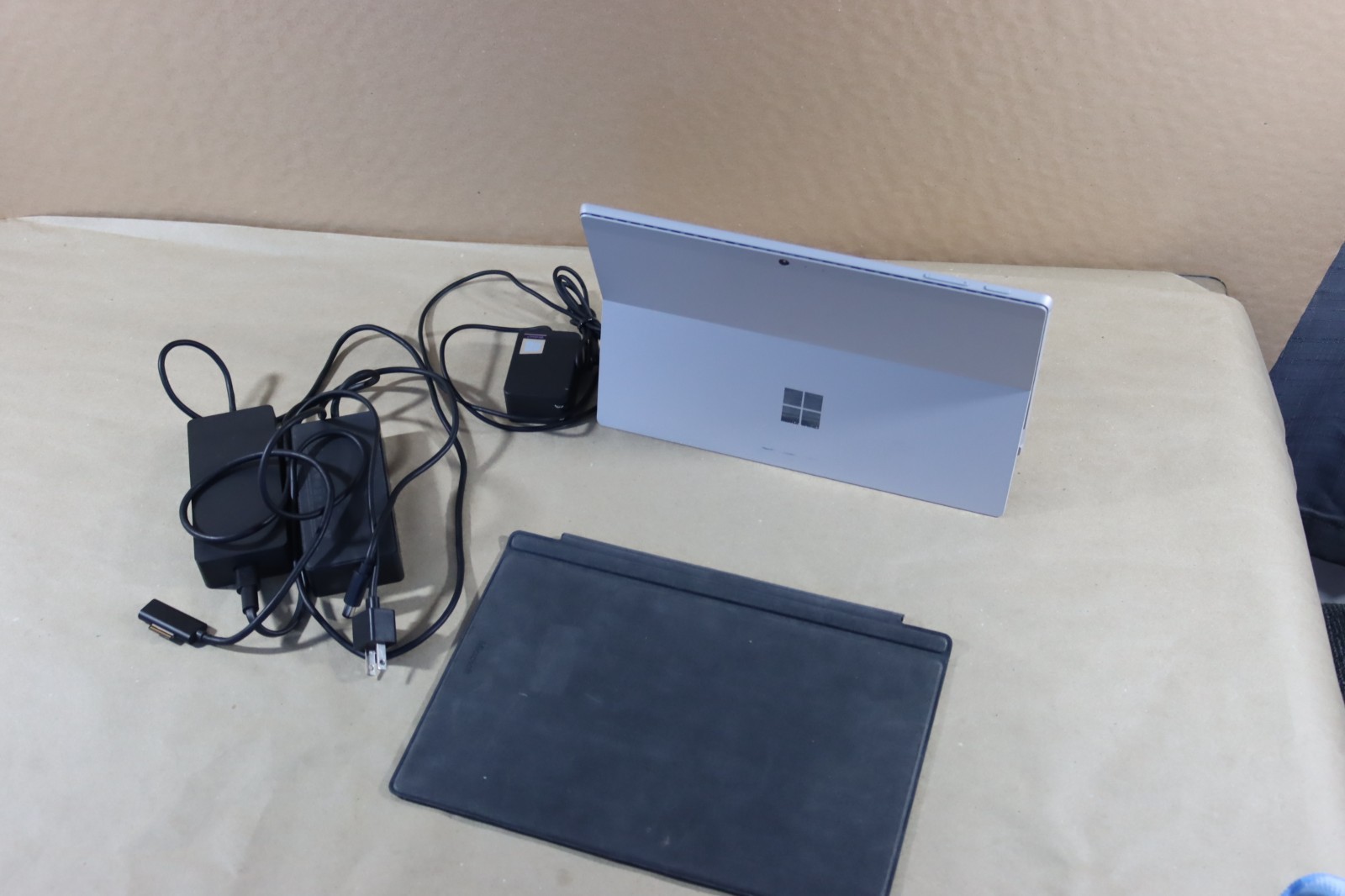 Microsoft Surface Pro 5 i5-7300U 8GB RAM 256GB Wi-Fi + LTE