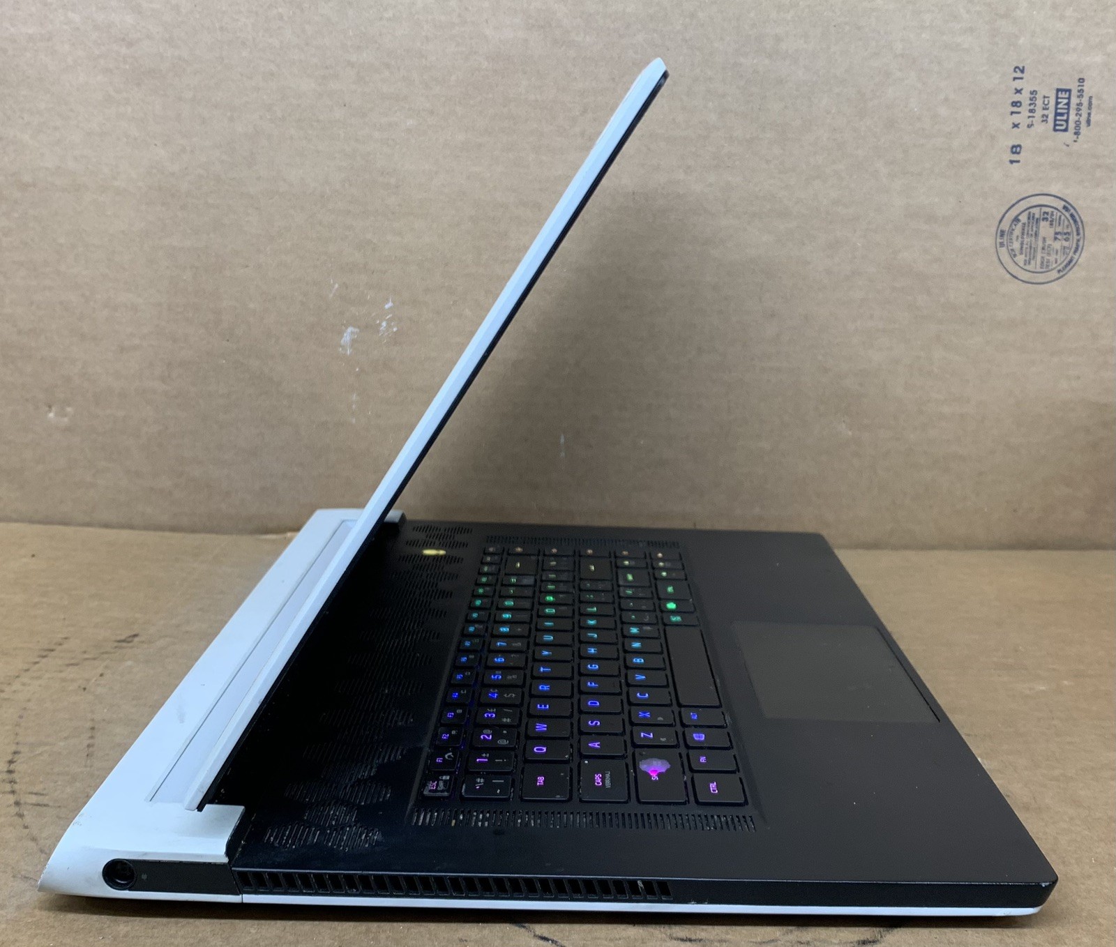 Alienware x17 R1 17.3″ FHD Laptop Intel Core i7-11800H RTX 3060 8GB DDR4 RAM