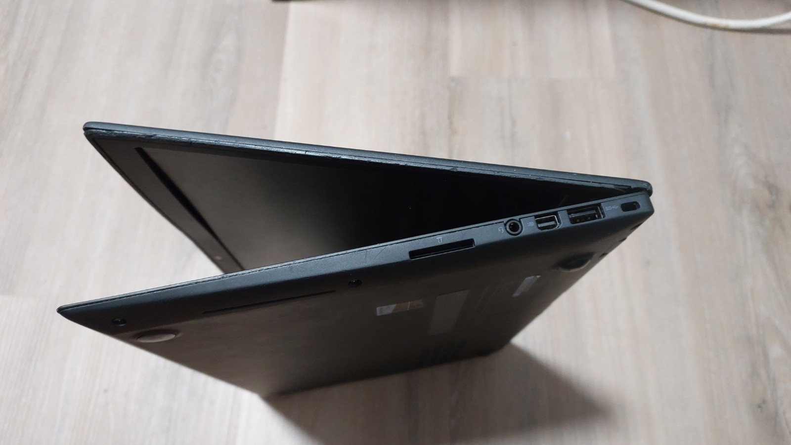 Lenovo ThinkPad X1 Carbon Gen 1 – Working Motherboard / Cracked Screen
