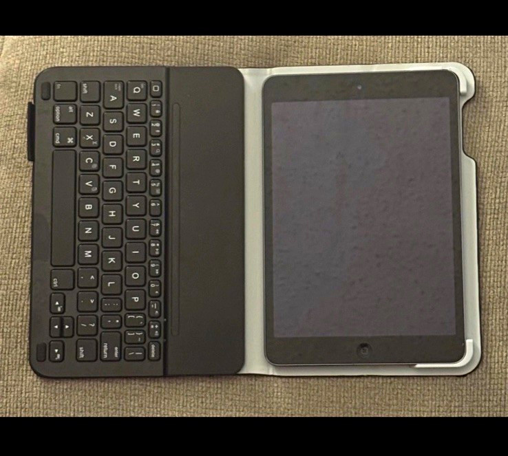 Apple iPad Mini 2 Tablet 7.9in 16GB Wi‑Fi iOS Gray w/ Keyboard Folio Case Bundle