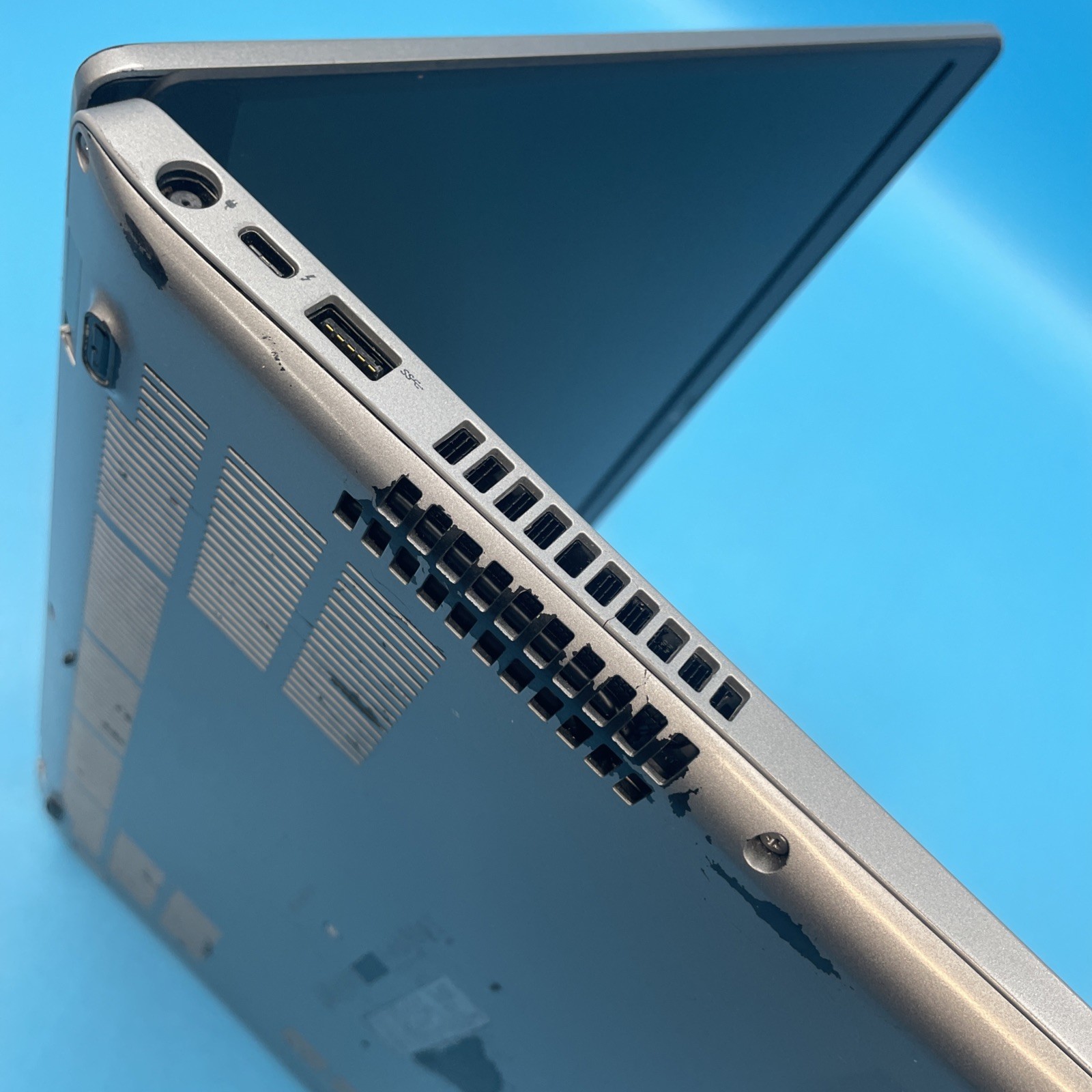 Dell Latitude 5411 | i7-10850H | 32GB RAM | MX250 | NO FAN/SSD/OS | 48% BATT