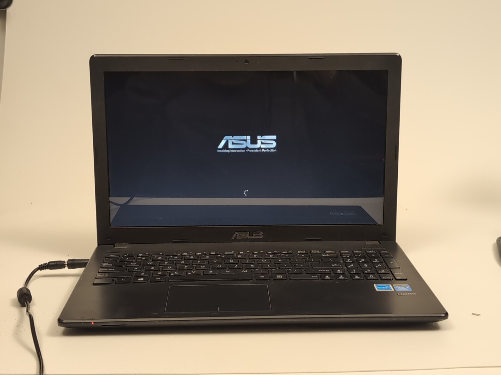ASUS X551M 15.6 Intel Celeron N2840 @ 2.16GHz 500Gb 4 GB RAM No Power Adapter