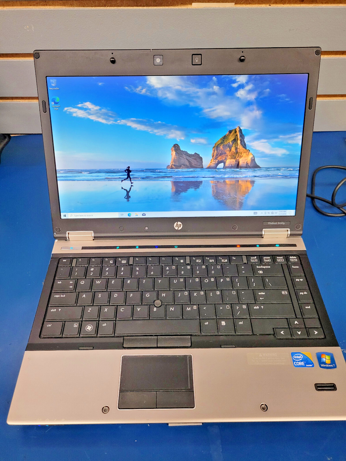 HP Elitebook 8440p Intel i5-M520 4 GB RAM – 250 HHD – WINDOW 10 + CHARGER