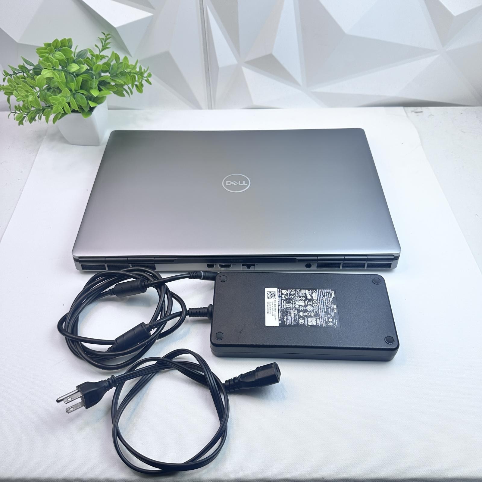 Dell Precision 7760 17.3″ FHD, Xeon W-11855M ,64GB,1TB, RTX A3000 *Pls READ*