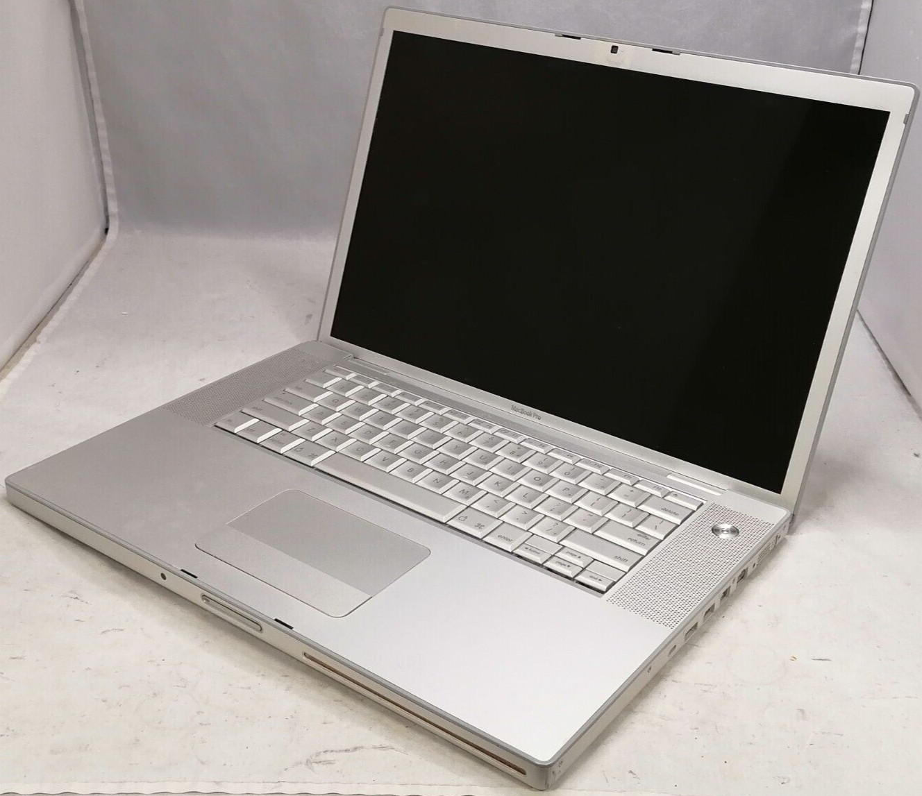 FOR PARTS 2006 15.4″ Apple MacBook Pro A1211 (T7400/4GB RAM/NO HDD)
