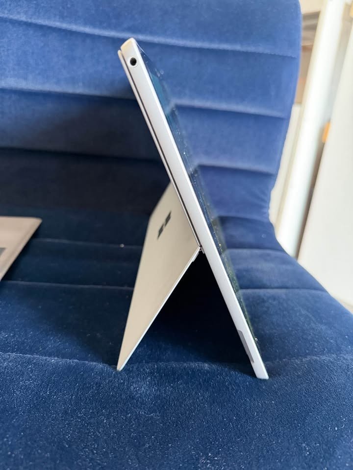Microsoft Surface Pro 5 (256Gb, Intel Core i5 7th Gen., 2.60GHz, 8GB)…