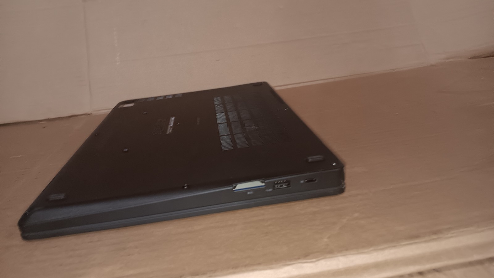 Dell Latitude 5590 Laptop intel core i7-8th gen 15.6″ LCD screen for Parts Repai